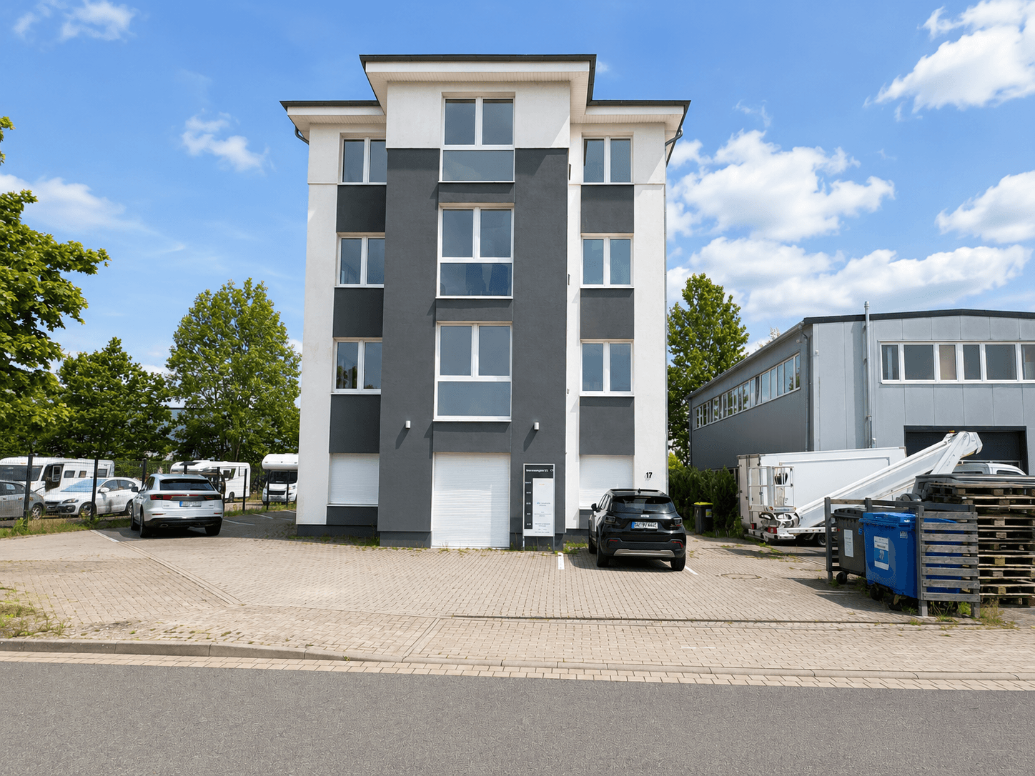 Moderne Büro- / Praxisfläche mit 91 m², 4 Zimmer mit Küche u